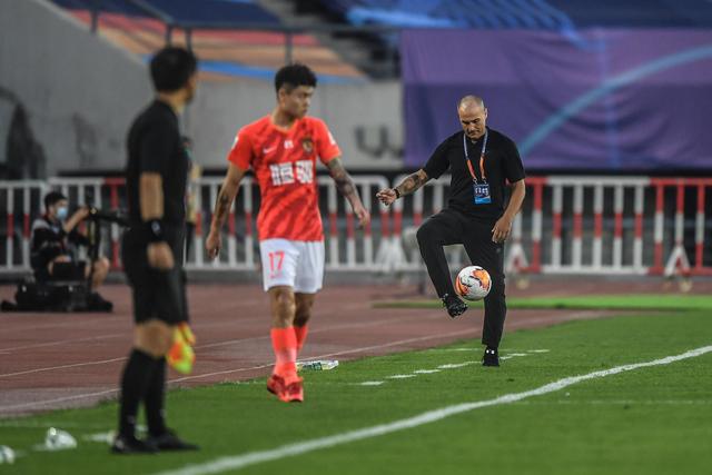 萨哈：曼联需要能在逆境中进球的前锋